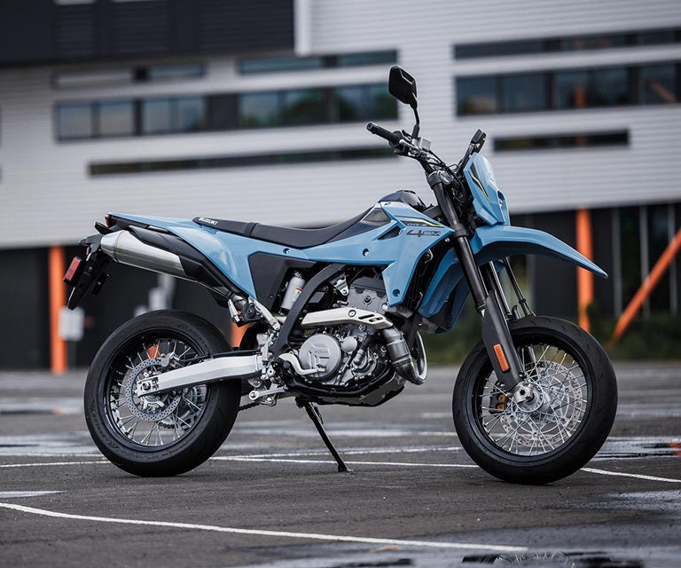 Upgrade pneu Suzuki DRZ4SM : 140 vs 160 — Look pur ou gain de performance ?