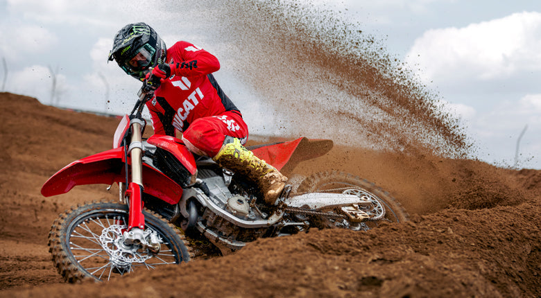 Tempête Rouge sur le Bitume : Pourquoi la Ducati Desmo450 MX est la Plateforme Supermoto Ultime