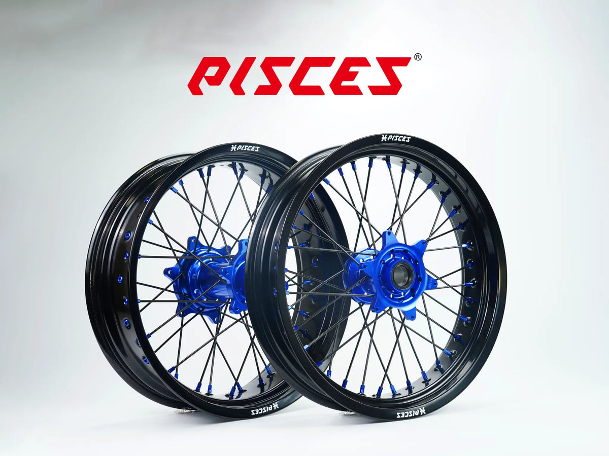 Jeu de roues Supermoto Triumph TF Couleur Unique — jante noire, moyeu bleu, rayons noirs, écrous bleus — référence de couleur personnalisée