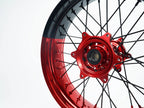 Jeu de roues Supermoto Honda CR CRF XR Deux Couleurs — jante rouge et noire avec moyeu rouge — vue de détail — référence de couleur personnalisée