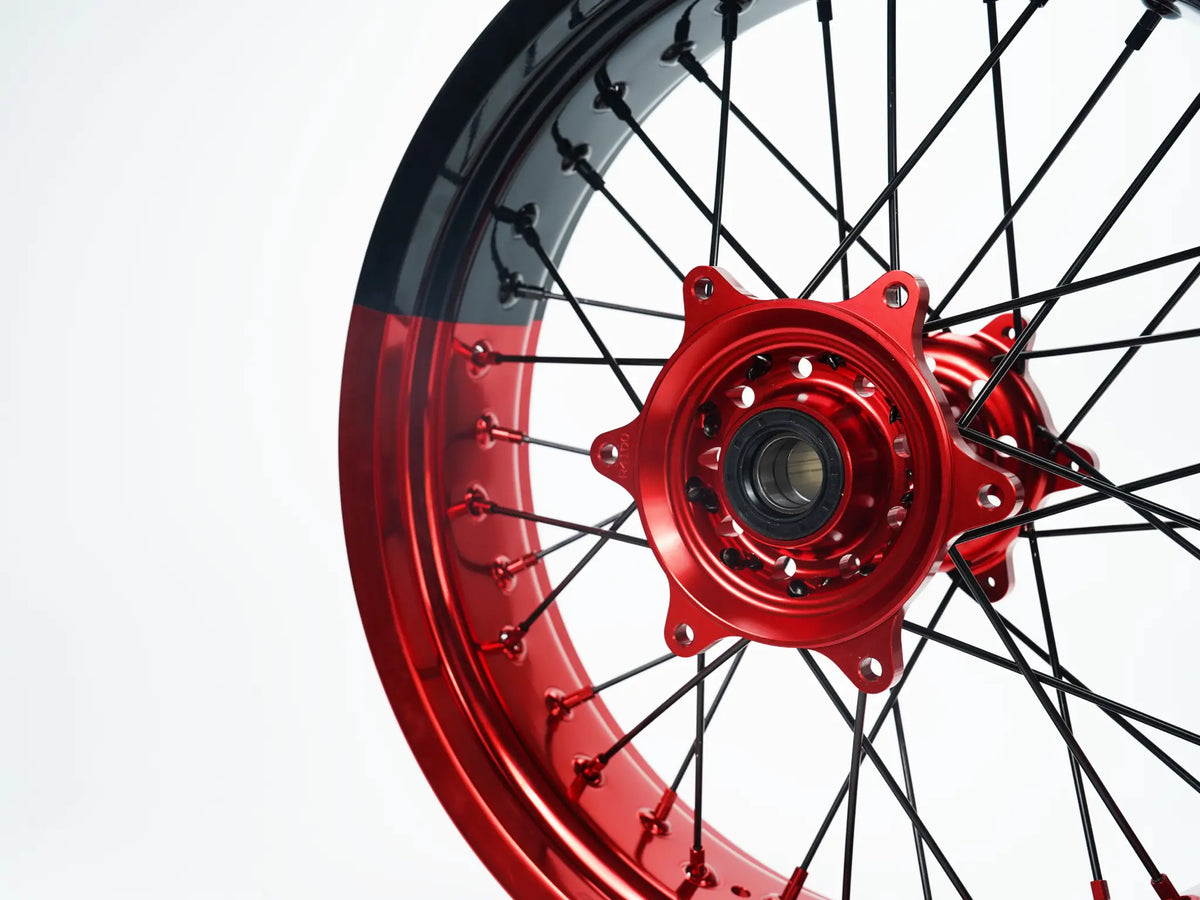 Jeu de roues Supermoto Honda CR CRF XR Deux Couleurs — jante rouge et noire avec moyeu rouge — vue de détail — référence de couleur personnalisée
