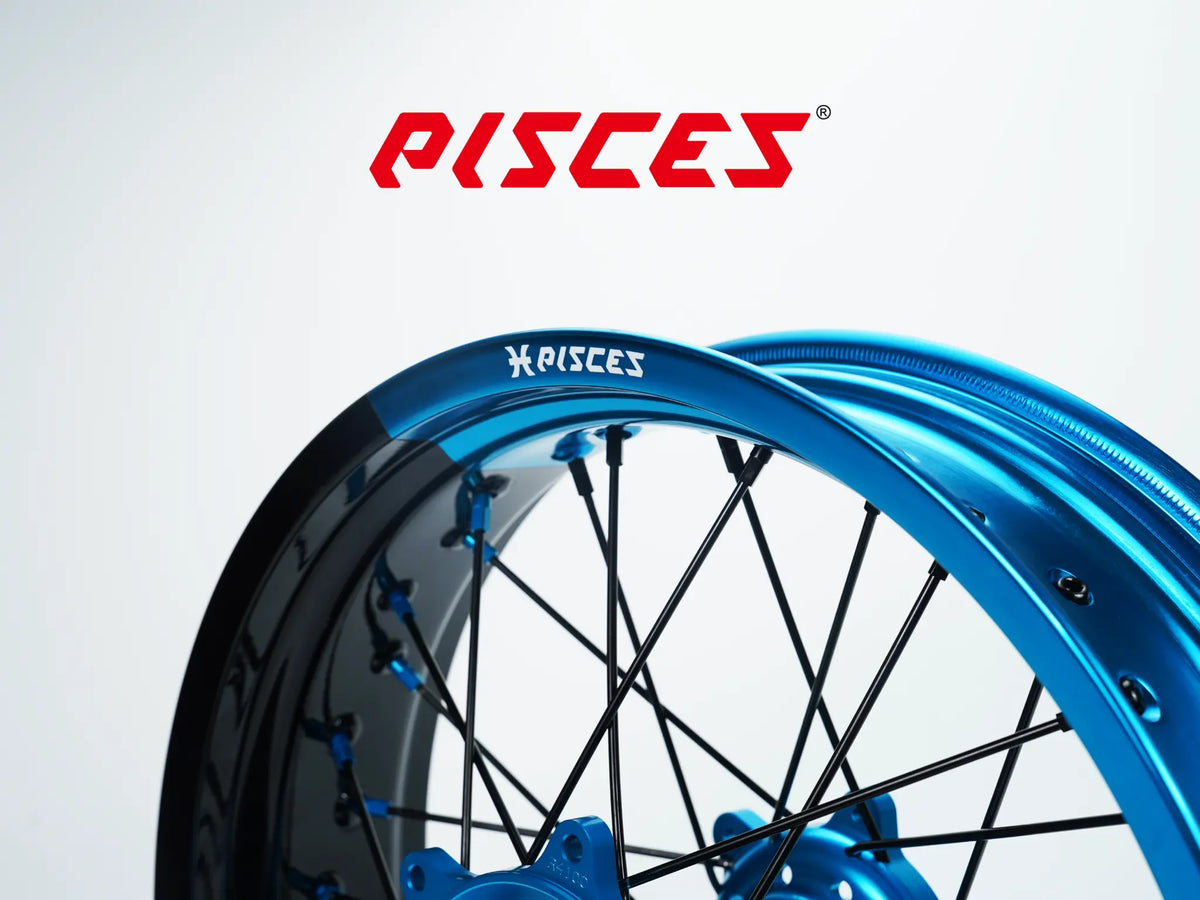 Jeu de roues Supermoto KTM EXC SX-F SMR Deux Couleurs — jante bleue et noire avec moyeu bleu — vue de détail — référence de couleur personnalisée