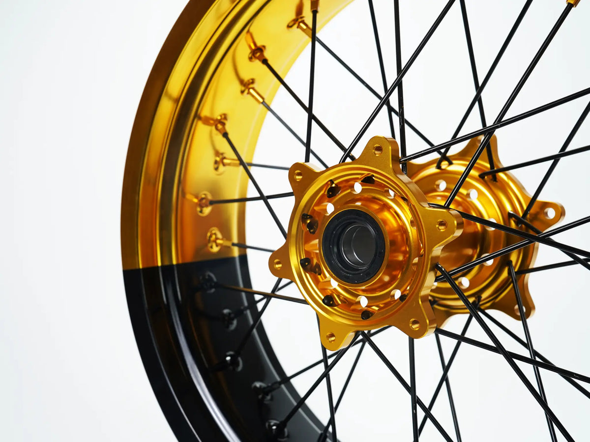 Kit de roues Supermoto Yamaha YZ YZ-F WR Deux Couleurs — jante dorée et noire avec moyeu doré et kit de freinage blanc — vue de détail — référence de couleur personnalisée