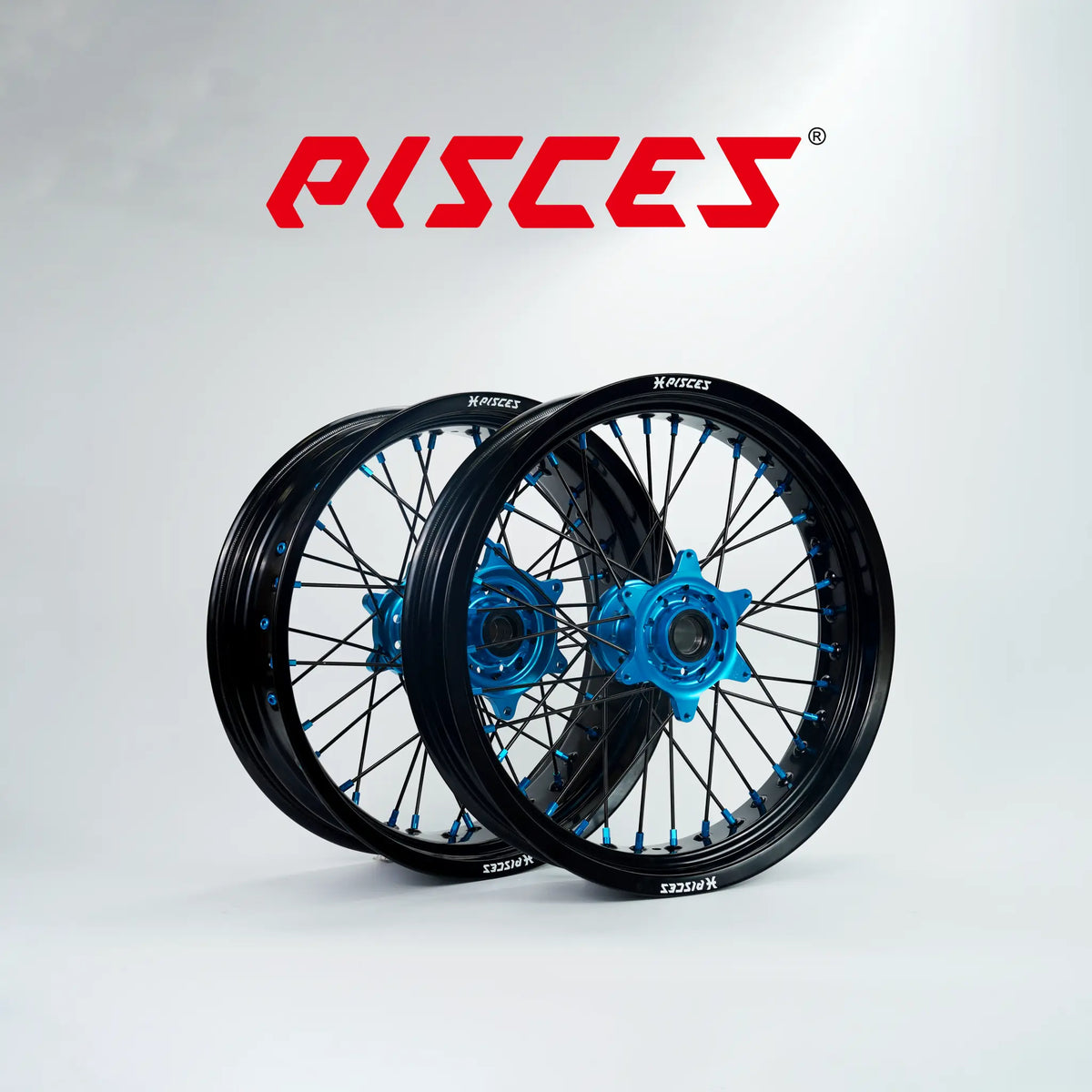 Jeu de roues Supermoto Suzuki RM-Z DR-Z RM Couleur Unique — jante noire, moyeu bleu clair, rayons noirs, écrous bleu clair — référence de couleur personnalisée