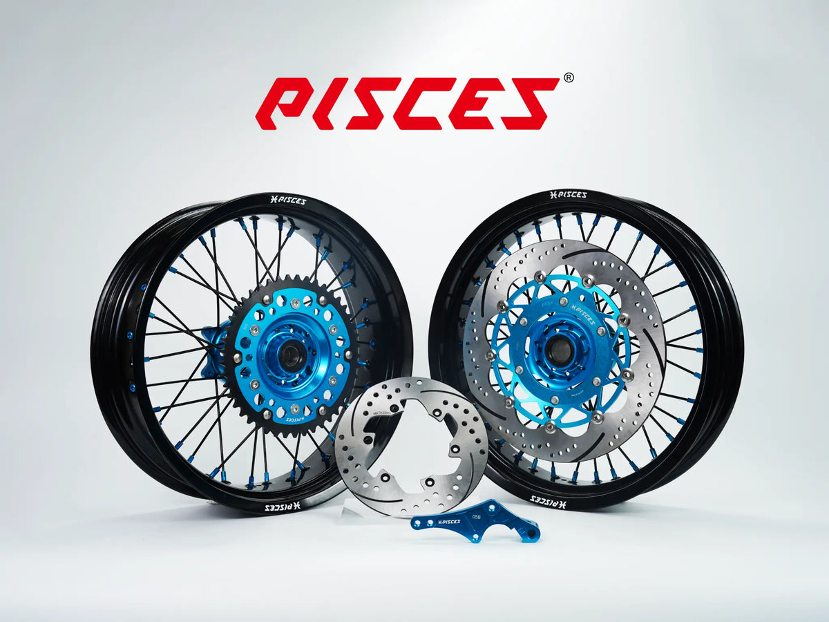 Kit de roues Supermoto KTM SMR Couleur Unique — jante noire, moyeu bleu clair, rayons noirs, écrous bleu clair, kit de freinage bleu clair — référence de couleur personnalisée