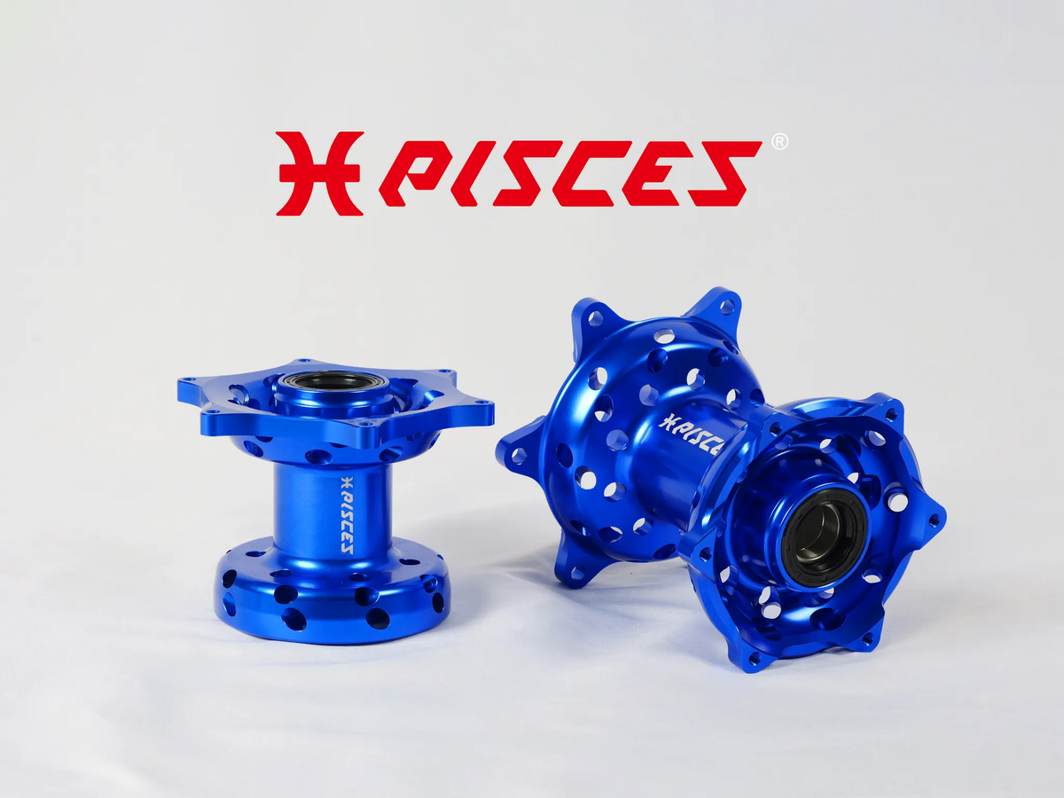 Vue d’ensemble des moyeux avant et arrière bleus Pisces Custom usinés CNC en aluminium 6082-T6.