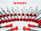 Gros plan sur les écrous de rayons rouges Pisces Custom montés sur des rayons noirs.