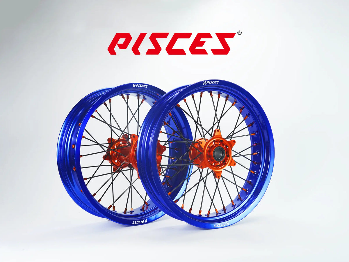 Jeu de roues Supermoto Triumph TF Couleur Unique — jante bleue, moyeu orange, rayons noirs, écrous oranges — référence de couleur personnalisée