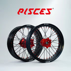 Jeu de roues Supermoto Triumph TF Couleur Unique — jante noire, moyeu rouge, rayons noirs, écrous rouges — référence de couleur personnalisée