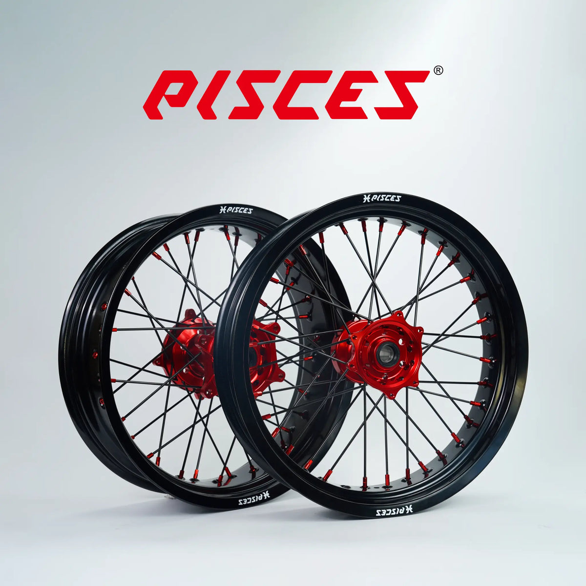 Jeu de roues Supermoto Triumph TF Couleur Unique — jante noire, moyeu rouge, rayons noirs, écrous rouges — référence de couleur personnalisée
