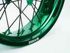Kit de roues Supermoto Beta RR RX Deux Couleurs — jante verte et noire avec moyeu vert et kit de freinage vert — vue de détail — référence de couleur personnalisée
