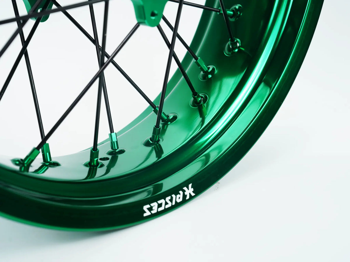 Kit de roues Supermoto Beta RR RX Deux Couleurs — jante verte et noire avec moyeu vert et kit de freinage vert — vue de détail — référence de couleur personnalisée