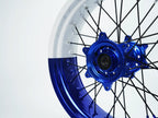 Kit de roues Supermoto KTM EXC SX-F SMR Deux Couleurs — jante bleue et blanche avec moyeu bleu et kit de freinage bleu — vue de détail — référence de couleur personnalisée