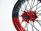 Jeu de roues Supermoto Yamaha YZ YZ-F WR Deux Couleurs — jante rouge et noire avec moyeu rouge — vue de détail — référence de couleur personnalisée