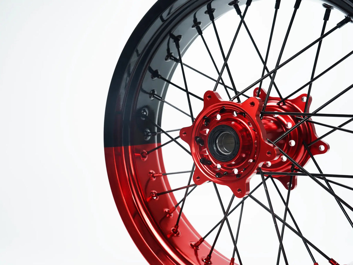 Jeu de roues Supermoto Yamaha YZ YZ-F WR Deux Couleurs — jante rouge et noire avec moyeu rouge — vue de détail — référence de couleur personnalisée