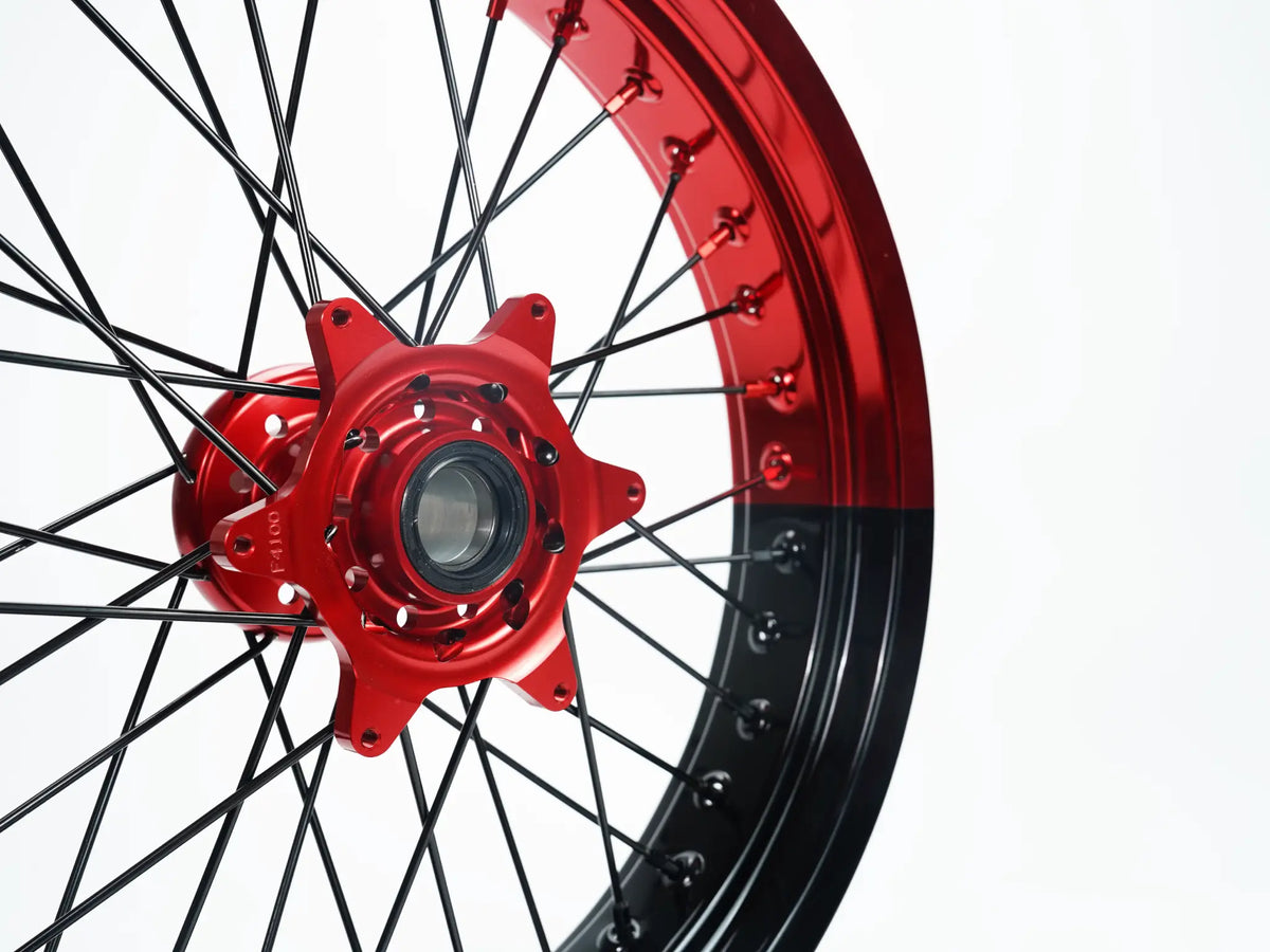 Kit de roues Supermoto Honda CR CRF XR Deux Couleurs — jante rouge et noire avec moyeu rouge et kit de freinage rouge — vue de détail — référence de couleur personnalisée