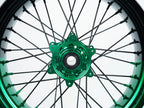 Kit de roues Supermoto KTM EXC SX-F SMR Deux Couleurs — jante verte et noire avec moyeu vert et kit de freinage vert — vue de détail — référence de couleur personnalisée