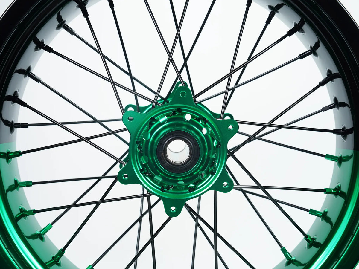 Kit de roues Supermoto KTM EXC SX-F SMR Deux Couleurs — jante verte et noire avec moyeu vert et kit de freinage vert — vue de détail — référence de couleur personnalisée