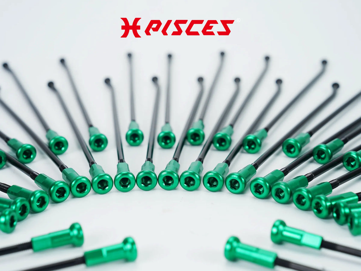 Gros plan sur les écrous de rayons verts Pisces Custom montés sur des rayons noirs.