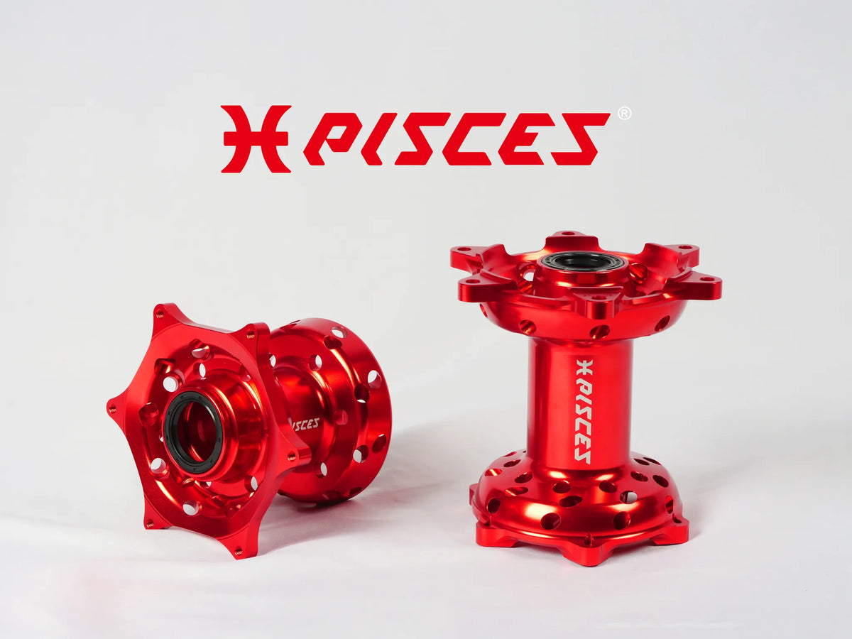 Vue d’ensemble des moyeux avant et arrière rouges Pisces Custom usinés CNC en aluminium 6082-T6.