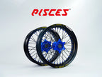 Roues Excel Takasago Supermoto Husqvarna FC FE TE TC TX Couleur Unique — jante noire, moyeu bleu, rayons noirs et nipples bleus — référence de couleur personnalisée
