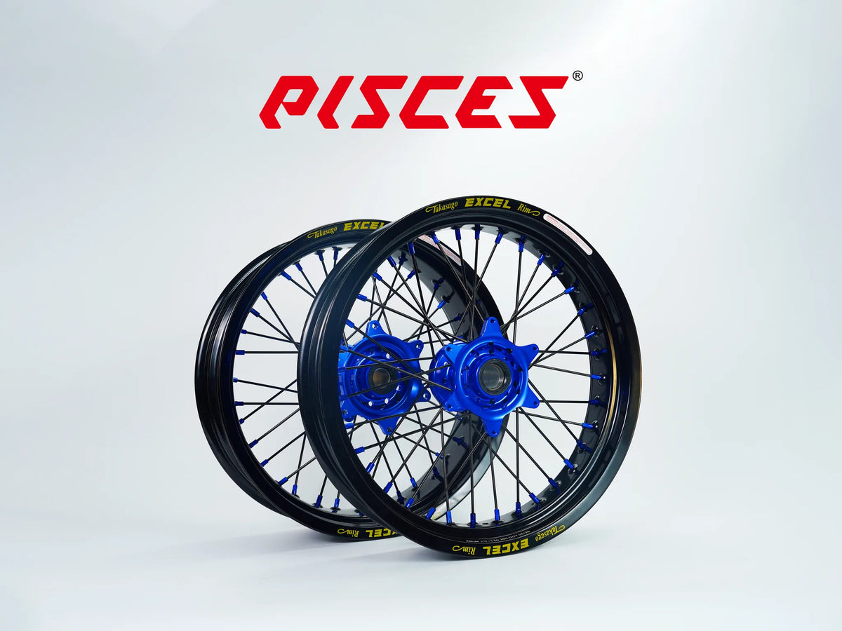 Roues Excel Takasago Supermoto Husqvarna FC FE TE TC TX Couleur Unique — jante noire, moyeu bleu, rayons noirs et nipples bleus — référence de couleur personnalisée
