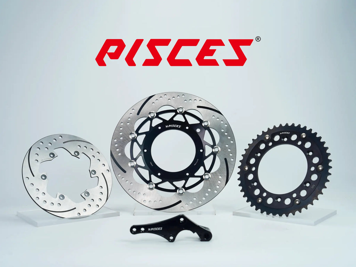 Kit de frein supermoto personnalisé Pisces 320mm en noir, comprenant disque de frein avant noir, disque de frein arrière argenté, couronne noire et support déporté noir.