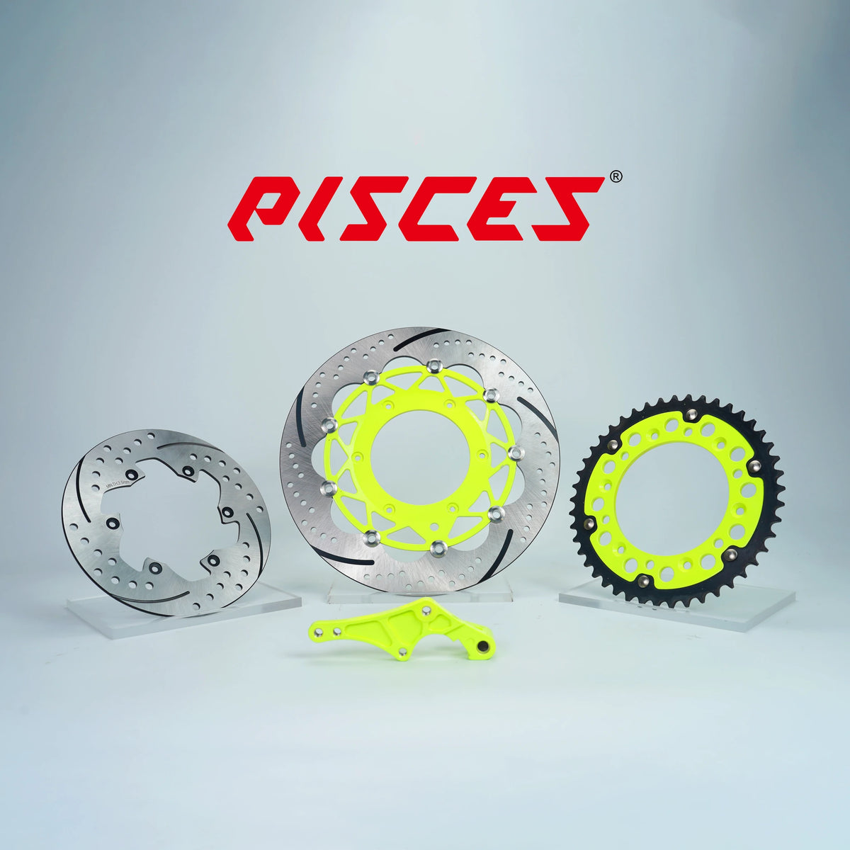 Kit de frein supermoto personnalisé Pisces 320mm en jaune fluo, comprenant disque de frein avant jaune fluo, disque de frein arrière argenté, couronne jaune fluo et support déporté jaune fluo.