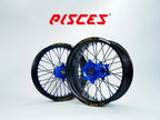 Roues Excel Takasago Supermoto Suzuki RM-Z DR-Z RM Couleur Unique — jante noire, moyeu bleu, rayons noirs et nipples bleus — référence de couleur personnalisée