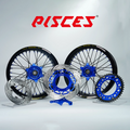 Kit de roues Excel Takasago Supermoto Yamaha YZ YZ-F WR Couleur Unique — jante noire, moyeu bleu, rayons noirs, nipples bleus et kit de freinage bleu — référence de couleur personnalisée